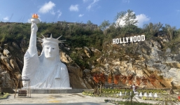 'Dở khóc dở cười' phiên bản lỗi của tượng Nữ thần Tự Do ở Sa Pa