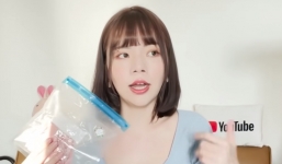 Nữ youtuber xinh đẹp ngã ngửa khi phát hiện 'dung dịch lạ' trong lúc review đồ dành cho chị em phụ nữ
