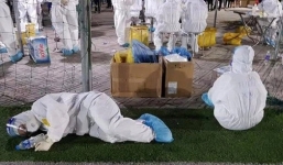 Thêm những hình ảnh quên mình chống dịch của đội ngũ y, bác sĩ chạm đến trái tim bao người