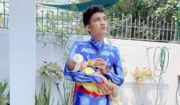 Mặc Văn Khoa lại khiến dân tình ôm bụng cười với màn cosplay siêu anh hùng để chăm con