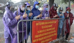 Sĩ tử Hà thành vái vọng, dâng lễ ở cổng Văn Miếu trước ngày diễn ra kỳ thi THPT Quốc gia 2021