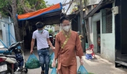 Nhật Kim Anh lên tiếng trước hình ảnh gây tranh cãi khi làm từ thiện mùa dịch