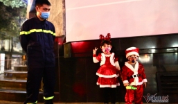 Không khí đêm Noel 24/12: TP. Hồ Chí Minh kẹt cứng người, Nhà thờ Lớn Hà Nội vắng vẻ hơn mọi năm