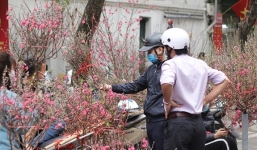 Hà Nội: Nhiều quận hạ cấp độ dịch, yêu cầu không gây khó khăn cho người dân về quê ăn Tết