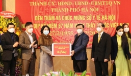 Bí thư Thành ủy Đinh Tiến Dũng thăm, chúc mừng Ngành Y tế Thủ đô