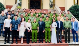 'Phố trong làng' vừa đóng máy đã nhận được vinh dự đặc biệt, chưa từng có trong tiền lệ phim Việt