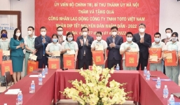 Bí thư Thành ủy Đinh Tiến Dũng thăm, chúc Tết nhân viên y tế, công nhân lao động tại huyện Đông Anh 