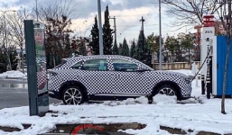 Xe mới của tỷ phú Phạm Nhật Vượng bị bắt gặp ở châu Âu, diện mạo thế nào mà dân tình 'điêu đứng'