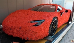 Ferrari SF90 Stradale nổi bật với chiếc áo mới bằng 1.000 bông hồng, 30.000 cánh hoa
