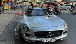  'Vua cà phê' Đặng Lê Nguyên Vũ tự tay cầm lái 'hàng hiếm' Mercedes-Benz SLS AMG dạo phố