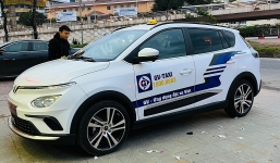 Cận cảnh chiếc VinFast VF e34 đầu tiên của tỷ phú Phạm Nhật Vượng trở thành xe taxi