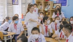 Lý Nhã Kỳ lộ vóc dáng thật qua hình ảnh về thăm trường xưa, nhan sắc tuổi 39 khó tin