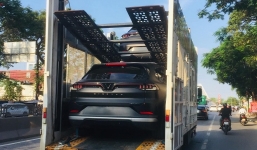 VinFast VF 8 xuất hiện đầy lạ lẫm ở thành phố hoa phượng đỏ, lộ một chi tiết gây tò mò