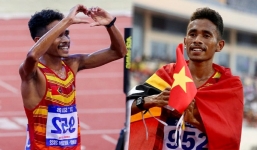 Xúc động hình ảnh VĐV Timor Leste cầm cờ Việt Nam ăn mừng chiến thắng lịch sử