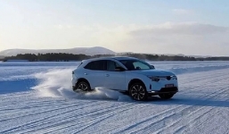 Tóm gọn cảnh VinFast VF8 phô diễn khả năng drift điêu luyện trên đường tuyết phủ trắng xóa