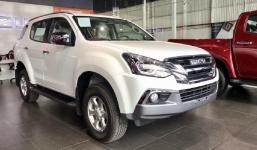 Isuzu mu-X giảm giá sâu, sẵn sàng thay thế Fortuner trên đường đua xe dịch vụ