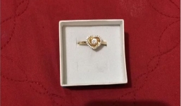 Người yêu cũ đã có vợ con bỗng gửi tặng nhẫn vàng vào ngày sinh nhật, dân mạng gợi ý cho cô gái đủ cách xử lý