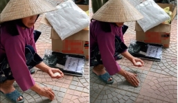 Vừa ấm lòng, vừa xót xa hình ảnh bà cụ nhặt từng hạt gạo cứu trợ dưới đất