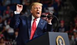 Chỉ một ‘tấm kính’ trong suốt nhưng đã giúp Trump tự tin phát biểu trước đám đông 