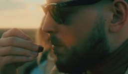 Giới trẻ Nga ‘đua nhau’ thao tác đặc biệt với Cao sao vàng để chứng minh trưởng thành