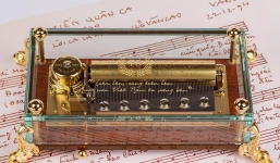 Hộp nhạc xa xỉ Thụy Sĩ vang lên giai điệu Quốc ca Việt Nam 