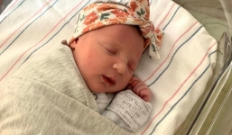 Em bé được sinh ra từ phôi thai đông lạnh 27 năm trước, vừa sinh ra đã lập kỉ lục thế giới