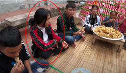 Hết trai ăn nhiều, cô gái ‘ăn chực’ trong Bà Tân Vlog lại nổi bần bật vì cú liếc khán giả sắc lẹm