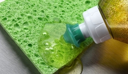 Những bất ngờ khi bạn đổ nước rửa bát lên quần áo thay vì… bột giặt