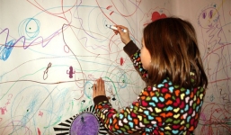 Trẻ nhỏ hay có thói quen ‘hư’ này, thường bị mắng thì càng thông minh hơn người