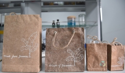 Sinh viên Việt sáng tạo túi giấy tái chế từ cây chuối: Tận dụng từ gốc đến ngọn