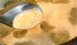 Sự thật về lớp bọt nổi lên trong nước hầm xương, luộc thịt: Hóa ra 'bí ẩn' hơn nhiều người tưởng