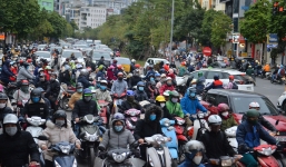 Dân Hà Nội kẹt cứng, tắc đường hàng km khi thời tiết bỗng rét đậm dưới 10 độ C