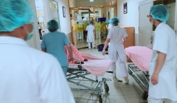 Ngỡ ngàng mẹ nữ sinh lớp 7 đẻ rơi trong nhà vệ sinh cũng từng đẻ con khi mới... 14 tuổi?