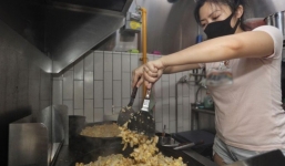 Người phụ nữ bỏ việc làm ngân hàng để bán hàng rong ở tuổi 40 và cái kết ngỡ ngàng