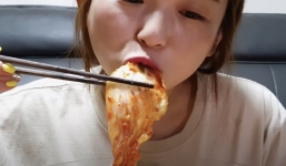 Youtuber xứ Hàn bị dân Trung chỉ trích, tẩy chay vì nói kimchi của Hàn Quốc và cái kết ngỡ ngàng