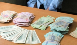 Thanh niên có lòng tốt cho bạn mượn quần rồi bị… ‘ẵm luôn’ tiền trong túi