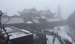 Tuyết bất ngờ phủ ‘trắng xóa’ đỉnh Fansipan trong những ngày giáp Tết