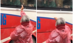 Bà đội mưa chạy theo xe nhập ngũ chỉ để ‘dúi’cho cháu 100 ngàn gây xúc động