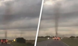 Bỗng xuất hiện ‘lốc xoáy muỗi’ trên đường cao tốc đen kịt cả bầu trời