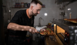Người Việt ăn pizza với tương cà: Có gì lạ mà đầu bếp Italy – quê hương pizza thắc mắc?