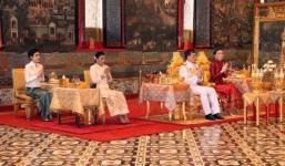 Thái Lan xuất hiện 2 vị Hoàng hậu trong cùng 1 buổi lễ khiến công chúng xôn xao