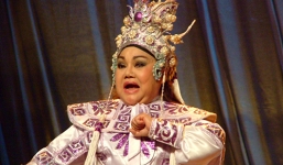 Người đàn ông thầm lặng ủng hộ NSND Ngọc Giàu suốt 40 năm là ai?