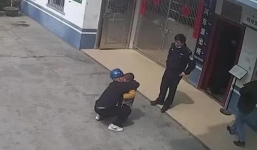 Vừa ly hôn xong, hai vợ chồng bỏ quên luôn con trai bơ vơ trước tòa án