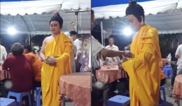 Xuất hiện người hóa trang giống Phật Tổ linh thiêng để đi khất thực