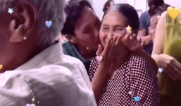 Cụ bà ngượng ngùng khi được chồng tặng nhẫn trong ngày 8/3