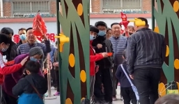 Ông mỗi hôm đi đón lại mang 1 con khủng long đồ chơi khác nhau để tìm cháu