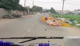 Chàng trai 'bóc phốt' bim bim, bò khô bẩn phơi la liệt trên đường lại bị 'lên án' ngược