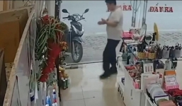 ‘Cạn lời’ nam thanh niên vái lạy ‘xin vía’ Thần Tài trước khi trộm đồ của gia chủ