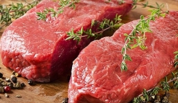 Vì sao các bà nội trợ luôn nhấn tay vào thịt sống trước khi mua?