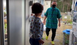 Quỳnh Trần JP bị hàng xóm ‘để ý' vì… trồng cây bên hàng rào khiến chồng ngoại quốc phản ứng